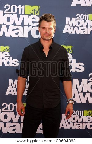 LOS ANGELES - június 5: Josh Duhamel érkezik a 2011 MTV Movie Awards-o Gibson Ampitheatre