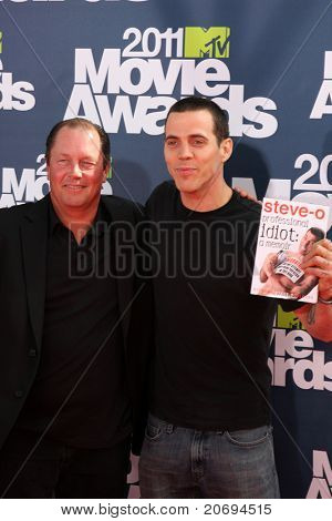 LOS ANGELES - JUN 5: Steve-O příletu 2011 MTV Movie Awards na Gibson amfiteátr na Čer