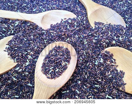 Thai rice berry with five wooden ladle