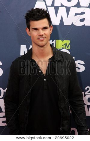 LOS ANGELES - JUN 5: Taylor Lautner dospět 2011 MTV Movie Awards na Gibson amfiteátr