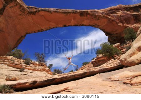 Pige poserer i Arch
