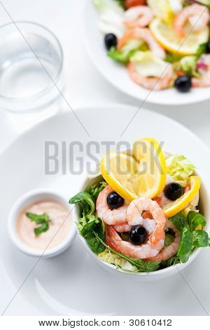 新鮮なサラダとオリーブ、エビ、レモン ソース
