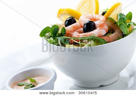 新鮮なサラダとオリーブ、エビ、レモン ソース