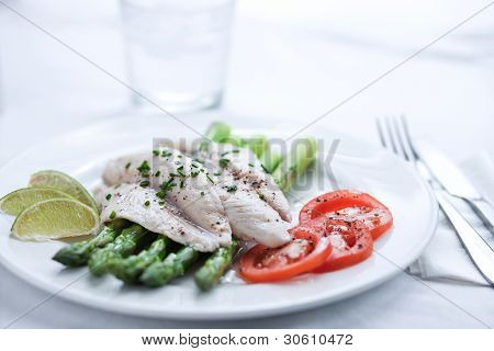 魚のポテト、アスパラガス、トマト、ライム