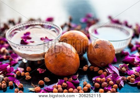 Face Pack Of Sapodilla Or Chikoo To Get Back The Glow On Dull Wrinkled Skin On Wooden Surface Consis