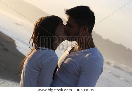 Gli amanti si baciano