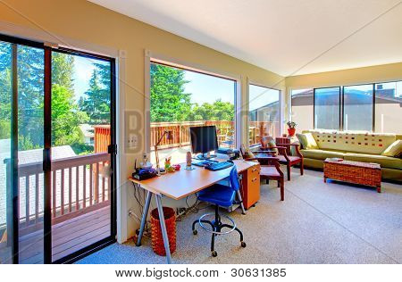 Home-Office und Wohnzimmer Haus innen mit Balkon.