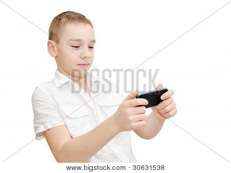 Dreng spiller på smartphone