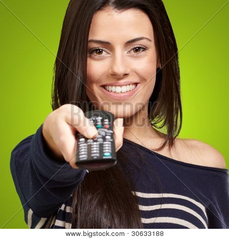 giovane ragazza cambiando canale su sfondo verde