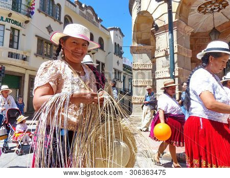Cuenca, Ecuador - May 18, 2019: Woman Demonstrates Weaving Of Panama Hat Or Paja Toquilla Hat - Unes