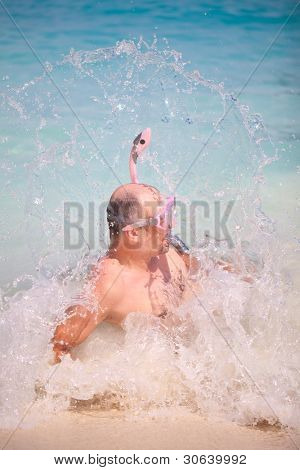 Hombre se ahoga en las ondas