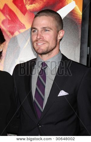 LOS ANGELES - 25 jan: Stephen Amell มาถึงที่ 