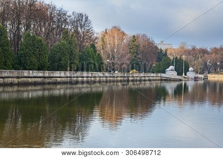Minsk, Belarus - November 15, 2018: Embakent Of Svisloch River In Yanka Kupala Park In Autumn