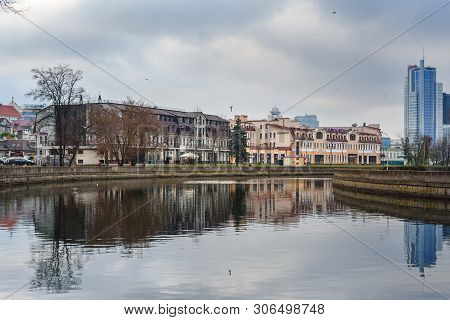 Minsk, Belarus - November 15, 2018: Embakent Of Svisloch River In Historical Center Of Minsk In Autu