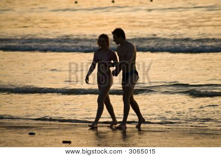 A parton sétáló pár