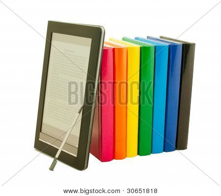 Pile de livres colorés et de lecteur de livre électronique