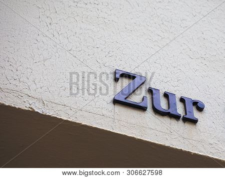 Zur (contraction Of Zu Der) German Proposition And Article Meaning To The