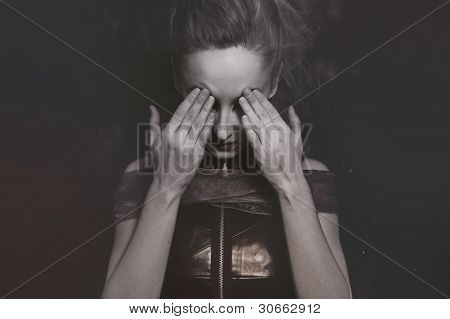 Giovane e bella donna che coprono gli occhi con le mani