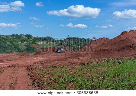 Giant Excavator Machinery Industry