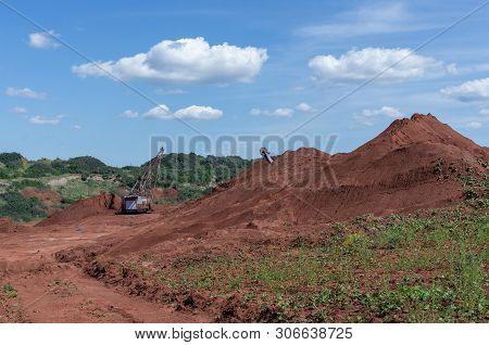 Giant Excavator Machinery Industry