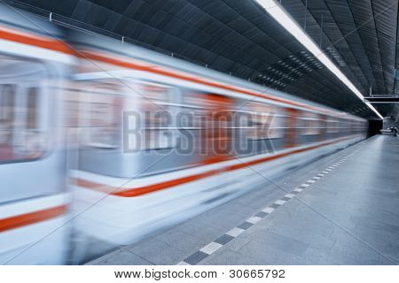 Stacja metra z pociągiem highspeed