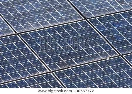 Detail textury fotobuňky solární panel (modrá a ekologie energie)