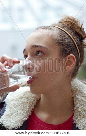 10 代の少女は、水を飲む