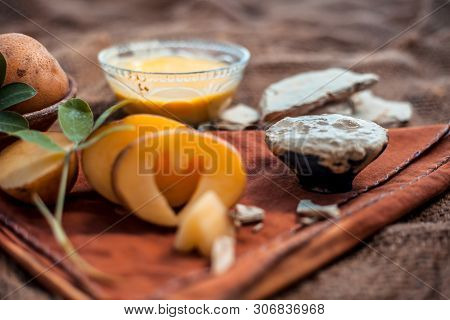 Face Mask For The Treatment Of Spot Reduction Consisting Of Potato Juice And Fuller's Earth In A Gla
