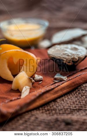 Face Mask For The Treatment Of Spot Reduction Consisting Of Potato Juice And Fuller's Earth In A Gla