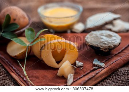 Face Mask For The Treatment Of Spot Reduction Consisting Of Potato Juice And Fuller's Earth In A Gla