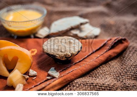 Face Mask For The Treatment Of Spot Reduction Consisting Of Potato Juice And Fuller's Earth In A Gla