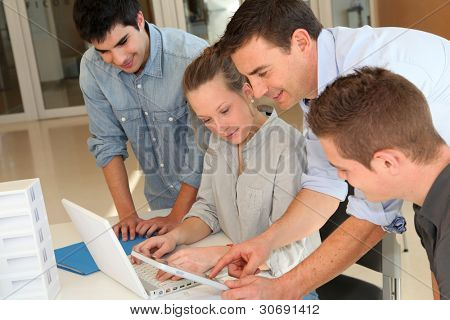 ประวัติผู้สอนและกับนักเรียนในการทำงานบนแท็บเล็ตอิเล็กทรอนิกส์สถาปัตยกรรม