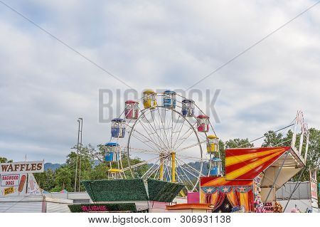 Mackay, Queensland, Australia - June 16th 2019: Ferris Wheel And Sideshow Attractions At Pioneer Val