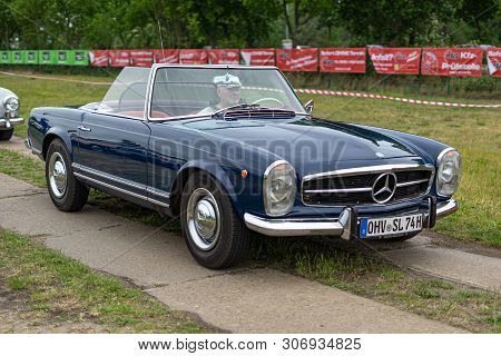 Paaren Im Glien, Germany - June 08, 2019: Sports Car Mercedes-benz (w113) Pagoda, 1974. Die Oldtimer