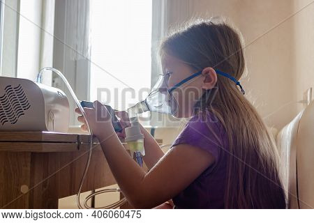 A Little Girl In A Mask Does Home Injections And Plays A Mobile Game So As Not To Get Bored.