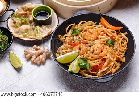 Thay Stir Fry Noodles With Shrimps. Asian Food