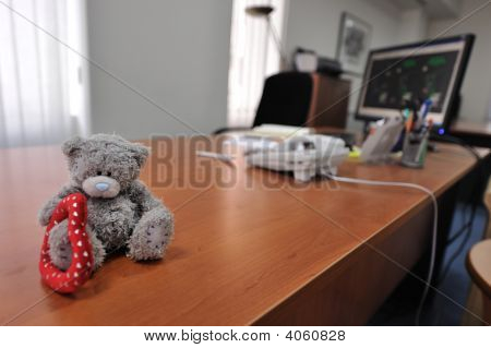 Bureau met een teddybeer