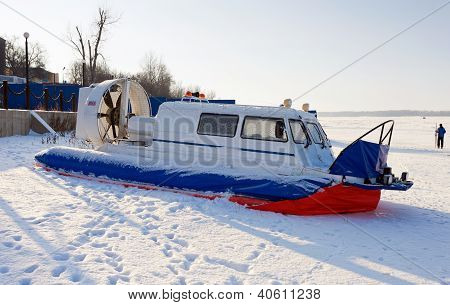 Hovercraft sulla riva di un fiume ghiacciato