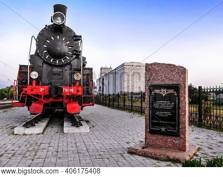 Buryn, Ukraine - August 18, 2018: An Old Steam Locomotive And A Memorial Plate To The Partisan Railr