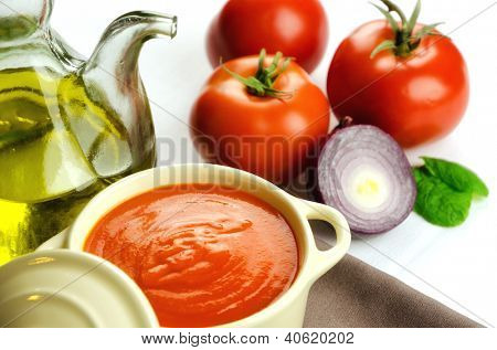 Soupe de tomate dans une casserole et ingrédients