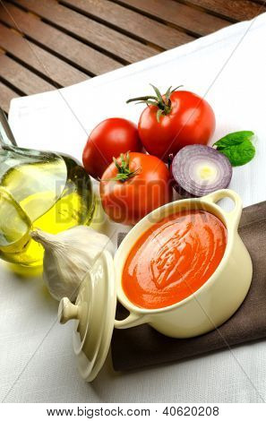 Soupe de tomate dans une casserole et ingrédients