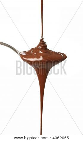 Cioccolato fuso che scorre sul cucchiaio