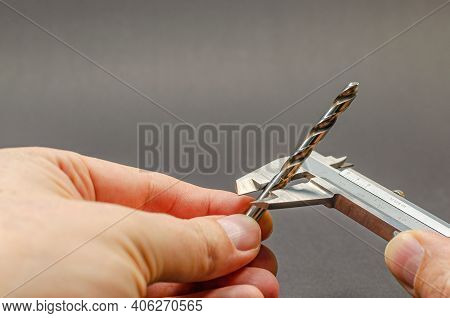 Diameter With Vernier Calipers, Drill Diameter Measurement.
