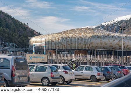 El Tarter, Andorra : 2021 Febraury 2 : Paking Int Covid19 Times Grandvalira Ski Resort On Andorra In