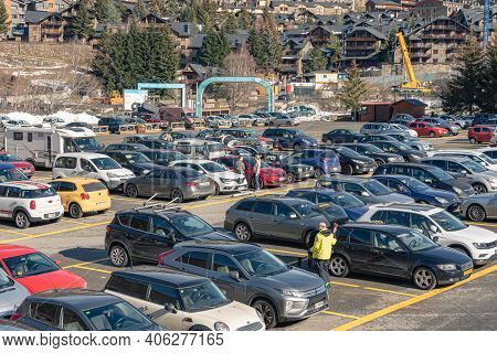 El Tarter, Andorra : 2021 Febraury 2 : Paking Int Covid19 Times Grandvalira Ski Resort On Andorra In