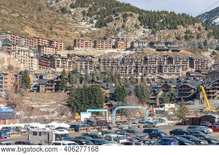 El Tarter, Andorra : 2021 Febraury 2 : Paking Int Covid19 Times Grandvalira Ski Resort On Andorra In