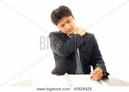 Businessma s krku bolesti ramene.