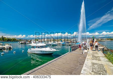 Geneva, Switzerland - Aug 15, 2020: Jet Deau Fountain, Symbol Of Geneva In Leman Lake. Tourists And 