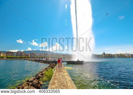 Geneva, Switzerland - Aug 15, 2020: Jet Deau Fountain, Symbol Of Geneva In Leman Lake. Tourists And 