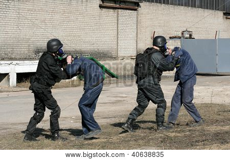 陸軍の兵士の武器や、防毒マスクと完全な戦術的ギアで